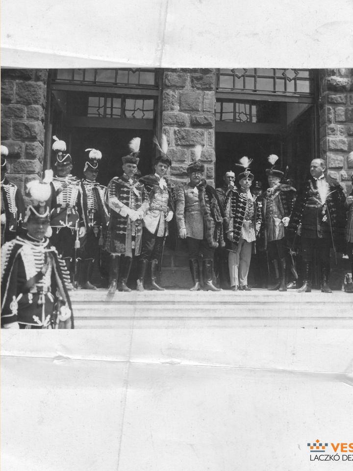 Magyar Károly főispán (a kapuoszlop előtt, szemüveggel, bal vállára vetett mentével) a megyei urakkal a múzeum bejáratánál (Laczkó Dezső Múzeum–Történeti Fényképgyűjtemény ltsz. 69.3632.)