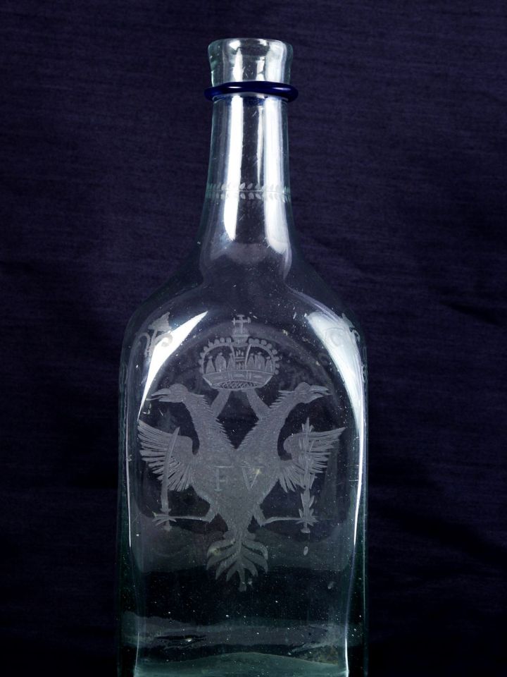 Somhegyi díszített borosüveg a 19. század első feléből (1836). Az üveg képen látható felületén a Habsburg családot jelképező kétfejű sas látható koronával, karddal, jogarral és országalmával. 