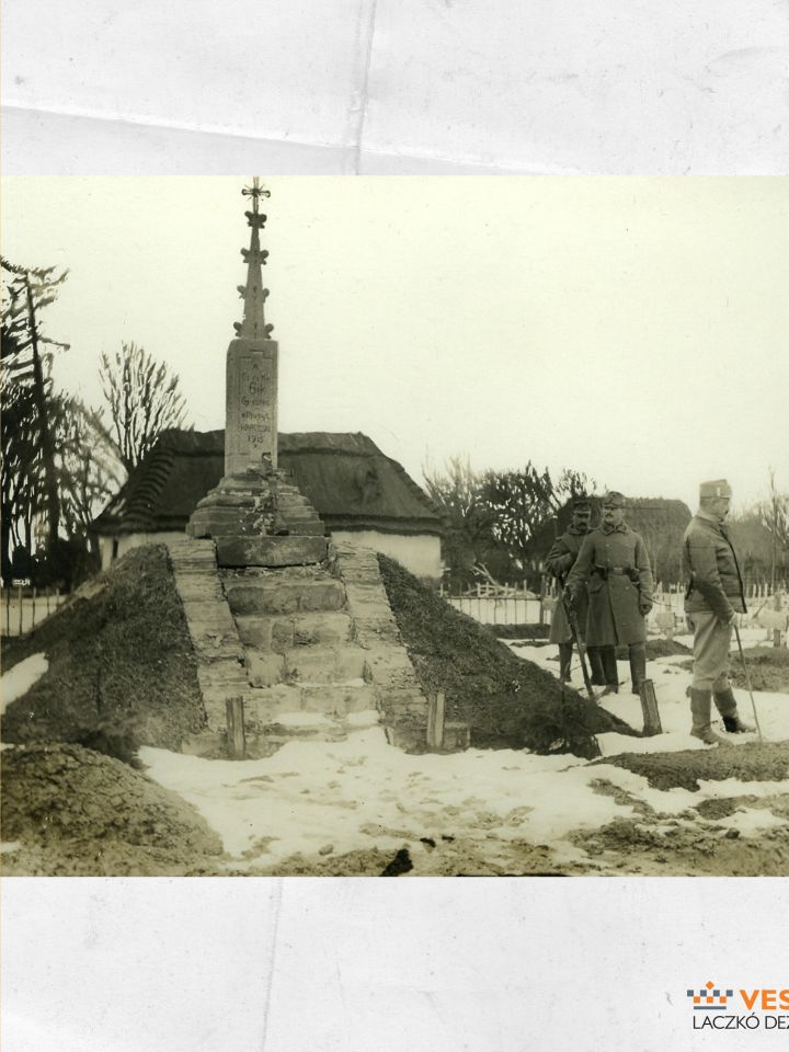 A cs. és kir. 6. (újvidéki) gyalogezred hősi temetője 1915-ben emelt emlékművel Bukovina községben, 1916 januárjában. (Laczkó Dezső Múzeum – Történeti Fényképgyűjtemény ltsz. 73.844.)