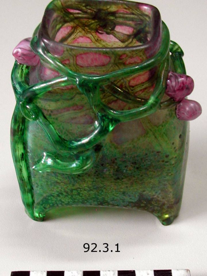 Ü 92.3.1. Váza, évszám nélkül, fúvott, irizáló felületű színezett üveg, üvegszál rátéttel plasztikusan díszített, M:13cm