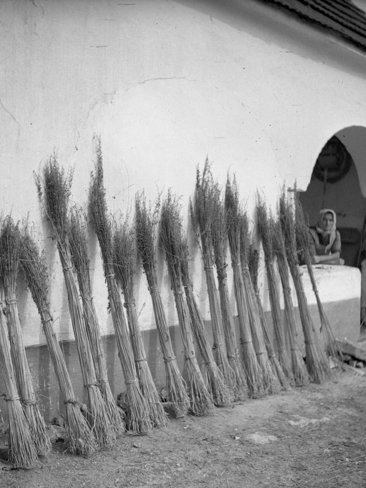 Száradó kender a tornác előtt. Szentgál 1942. Vajkai Aurél felvétele. 5739