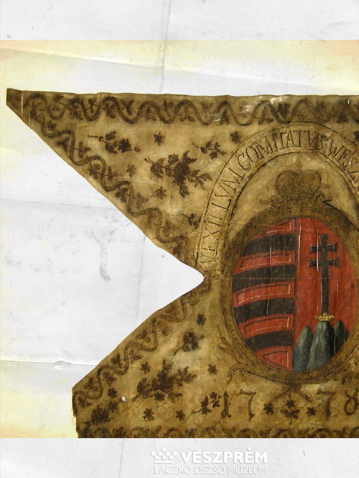 Veszprém vármegye zászlajának magyar címeres oldala, 1778 (Laczkó Dezső Múzeum – Iparművészeti Gyűjtemény ltsz. 56.10.1.)