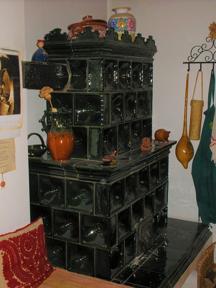 Egy tulajdonképpen kihalt típus – a hagyományos szemeskályha – újrafelfedezése zajlik. A képen látható újonnan rakott cserépkályha  egy egyszer már teljesen elpusztult, ám azóta példásan rendbehozott présházban díszlik.