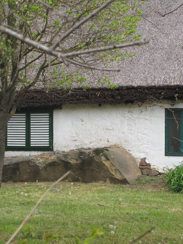 Harmóniában a környezettel. Kőhátra, vagy inkább kőhátba épült lakóház Kővágóörsön.
