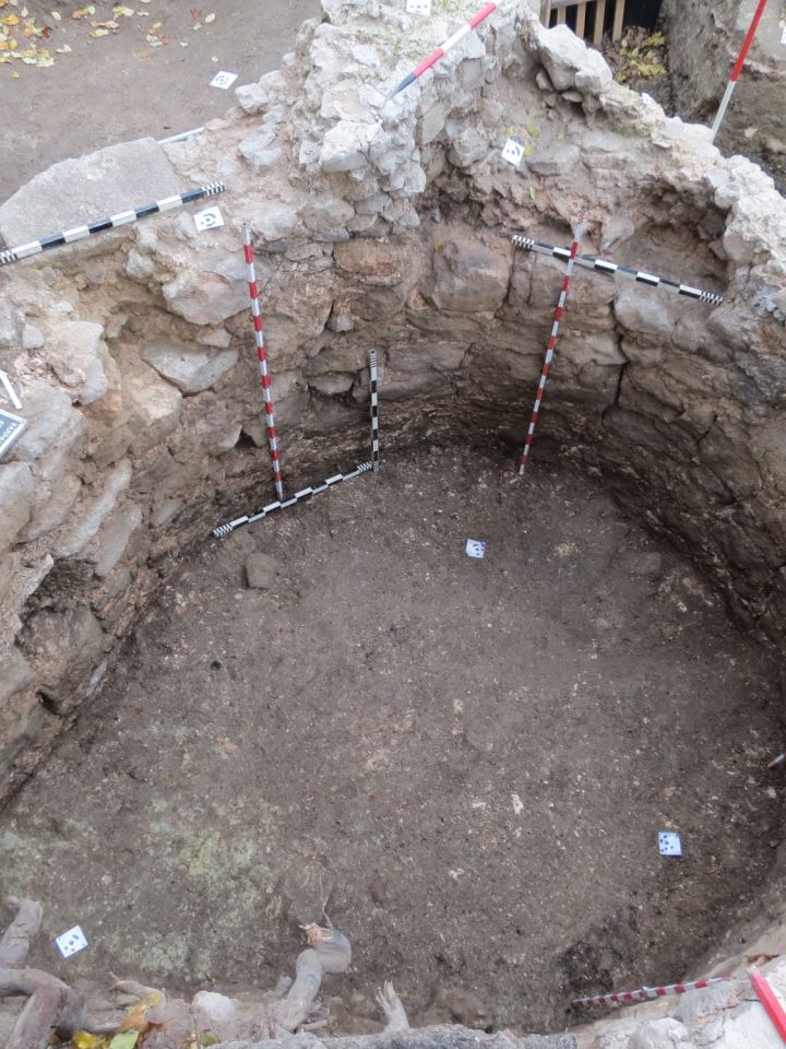 A torony felülnézetből a feltárások végén