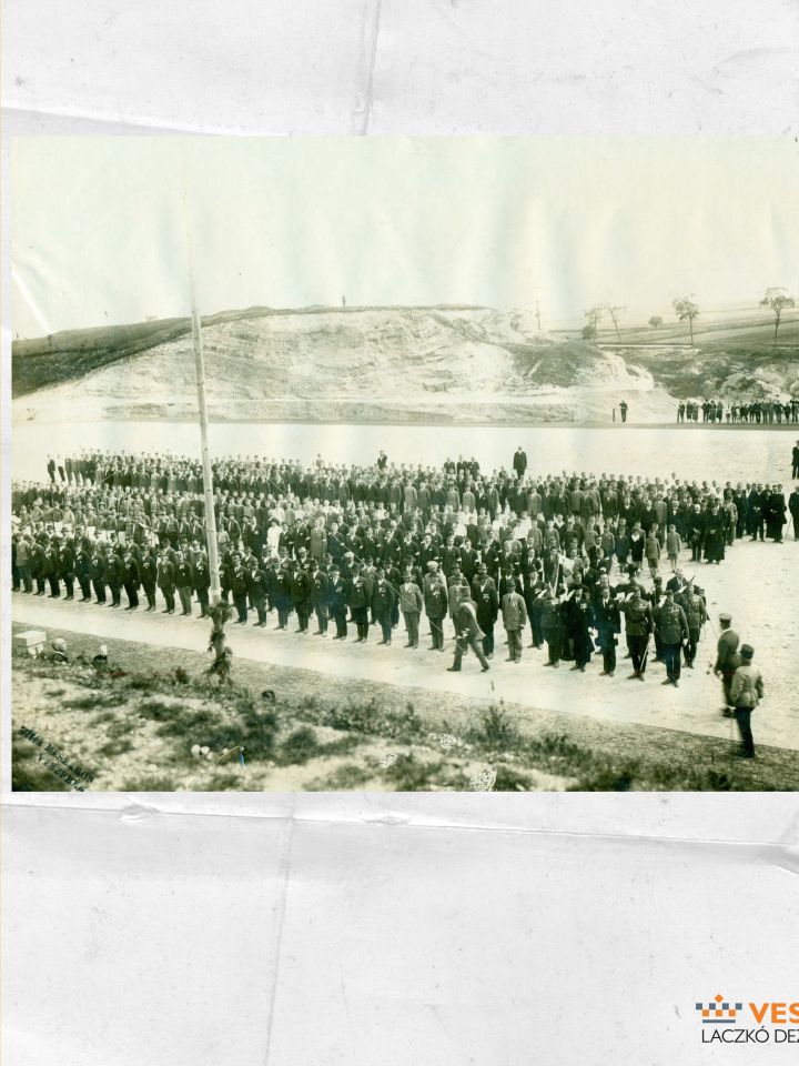A kormányzó a MOVE pálya avatásán a vitézeket szemléli (Laczkó Dezső Múzeum–Történeti Fényképgyűjtemény ltsz. 69.3443.)