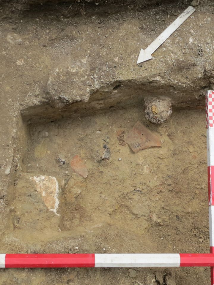 Ép ágyúgolyó, edény- és kályhaszem-töredékek az agyagos omladékrétegben