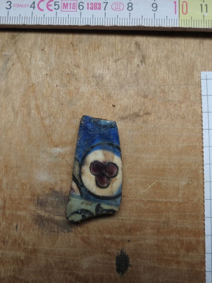 Kisázsiai eredetű díszedény töredéke a feltöltésből