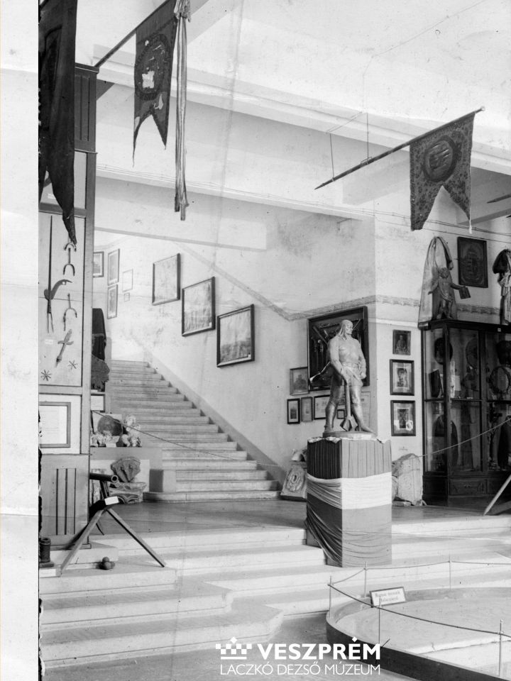A Veszprémvármegyei Múzeum előcsarnoka az 1925-ben megnyílt kiállítással. Jobbra fönt az 1778-as zászló (Laczkó Dezső Múzeum – Történeti Fénykép-gyűjtemény)