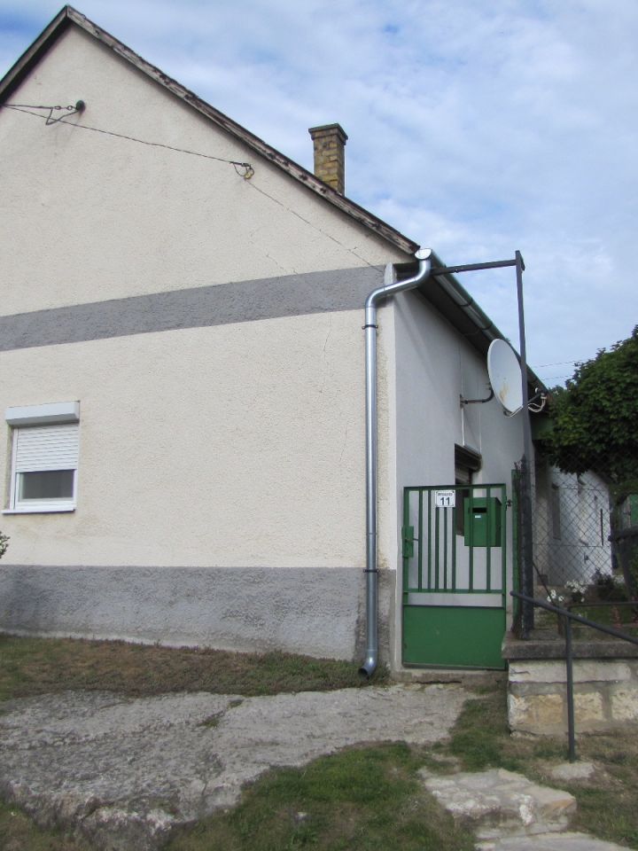 Sziklára (füredi mészkő) épített ház (Alsó)Dörgicsén.