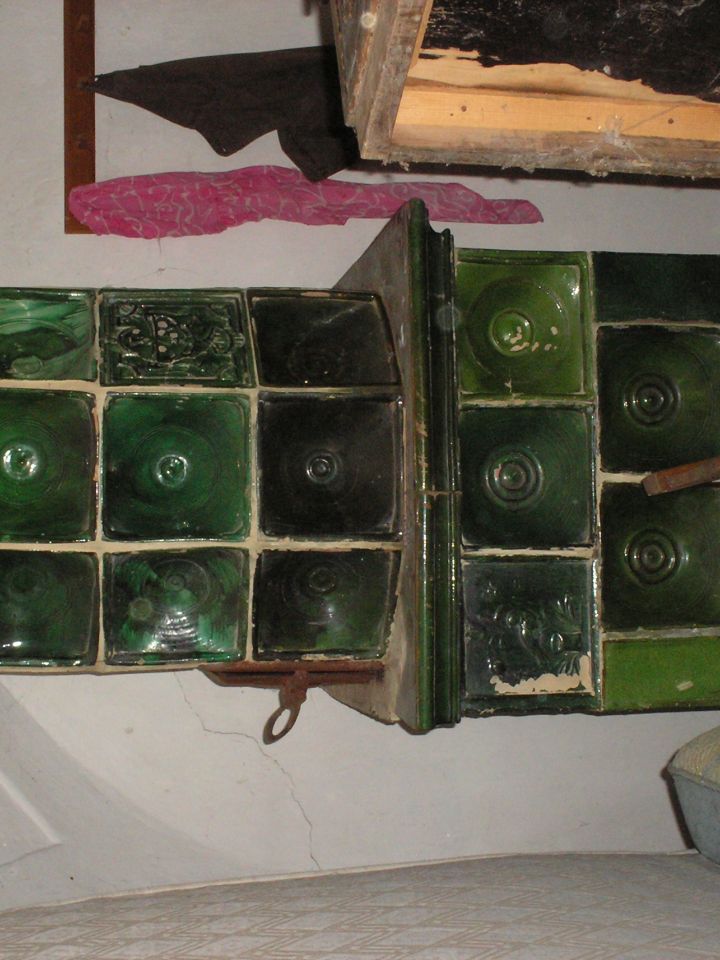 Szintén újonnan, eltérő kályhákból származó „maradékokból” felépített fűtőalkalmatosság, dongaboltozatos szobában. Balatonakali, Fenye-hegy.