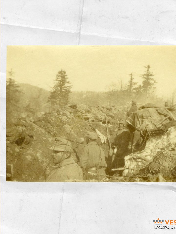 Osztrák–magyar gyalogosok lövészárokban, az első világháborúban. A középen álló katona oldalán 1909 M alumínium kulacs (Laczkó Dezső Múzeum – Történeti Fénykép-gyűjtemény ltsz. 69.166.)