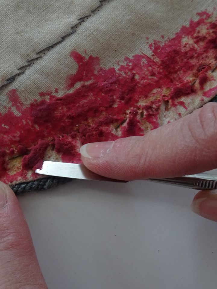 A kép széléről a régi ragasztott alap maradványainak eltávolítása