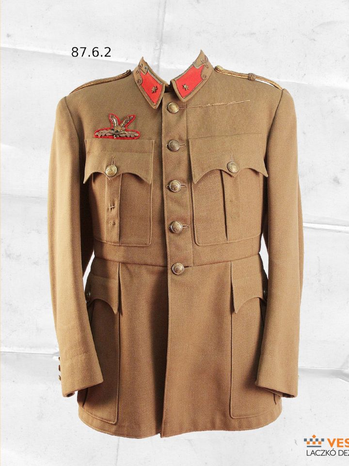 Böröndy Zsigmond határvadász tüzér hadnagy 1939 M kamgarn zubbonya 1940 M határvadász csapatjelvénnyel (Laczkó Dezső Múzeum – Történeti Gyűjtemény ltsz. 87.6.2.)