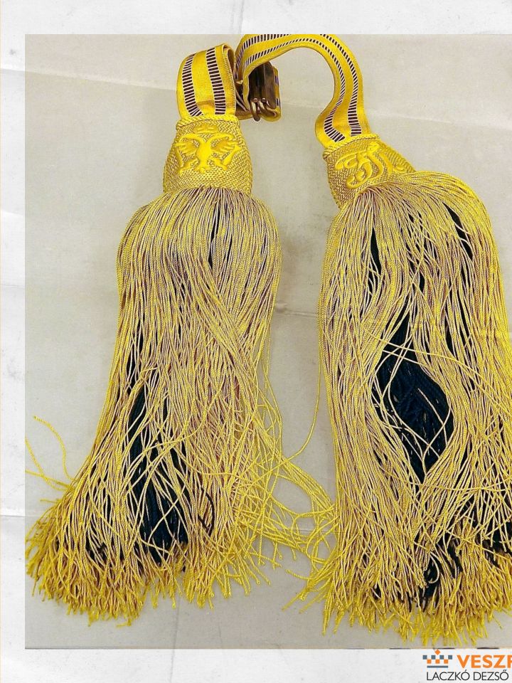 Cs. és kir. hadseregbeli tiszti szolgálati öv bojtrésze, 19–20. század fordulója (Laczkó Dezső Múzeum – Történeti Gyűjtemény ltsz. 82.146.1.)