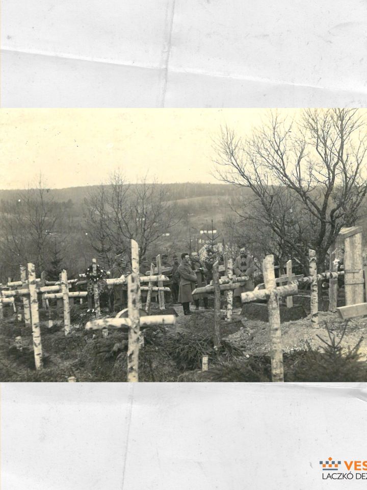 Temetés a cs. és kir. 26. (esztergomi) gyalogezrednél az 1. világháborúban. (Laczkó Dezső Múzeum – Történeti Fényképgyűjtemény ltsz. 69.222.)