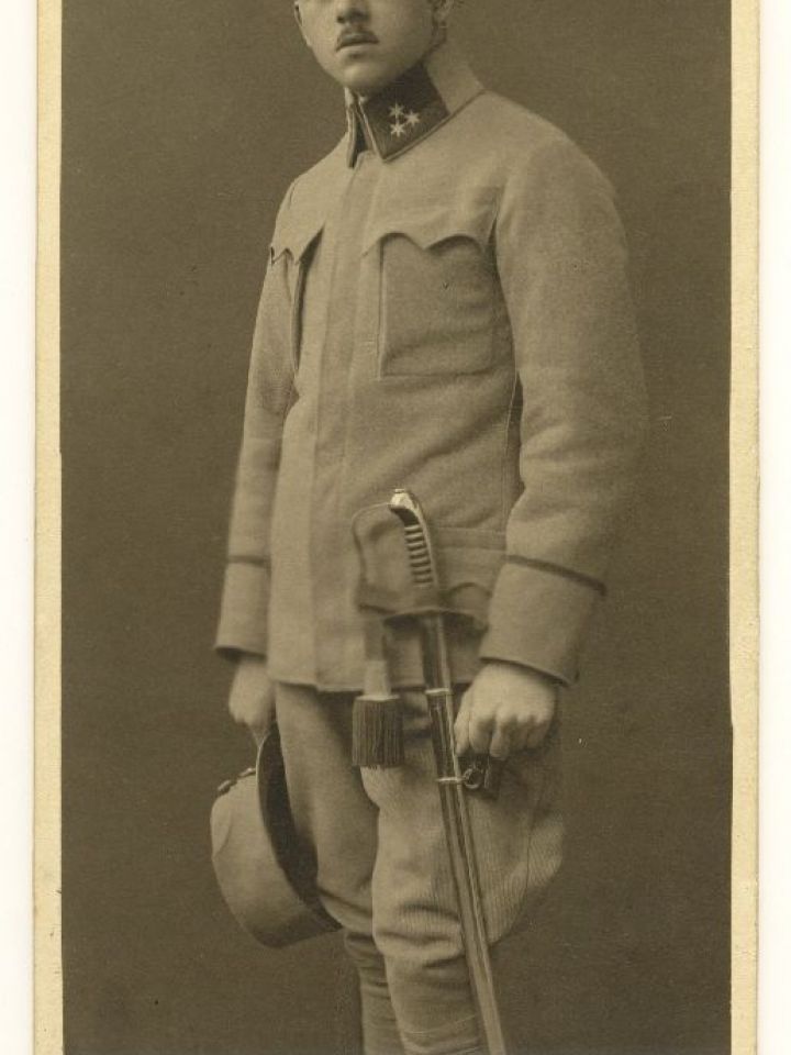 Oskar Radl, a cs. és kir. 25. tábori vadász zászlóalj önkéntes fővadásza (őrmestere), Brünn, 1915. Az ő paroliján nincs kisgomb. (MNL – Veszprém Megyei Levéltára)