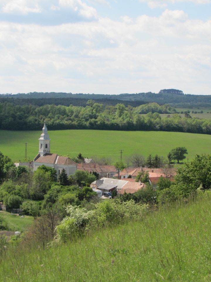 A falu északi része a katolikus templommal, hátul, a csúcson, a „Négyszögletű Kerek Erdő”! 