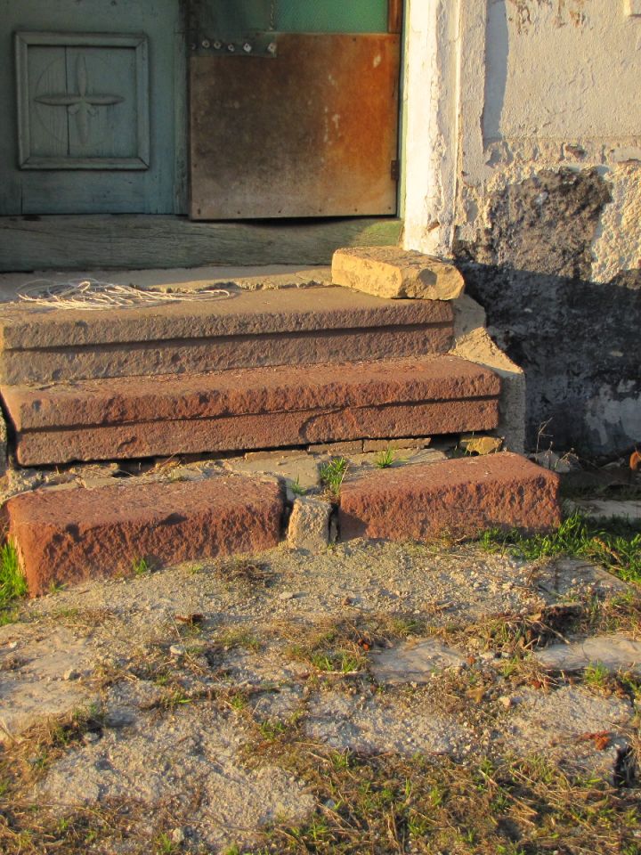 Kőépítkezésünk további „kiegészítő” elemeként mutatjuk be önöknek ezt a faragott vörös homokkő lépcsőt, ami egy (alsó)dörgicsei egykori módos házba vezet.