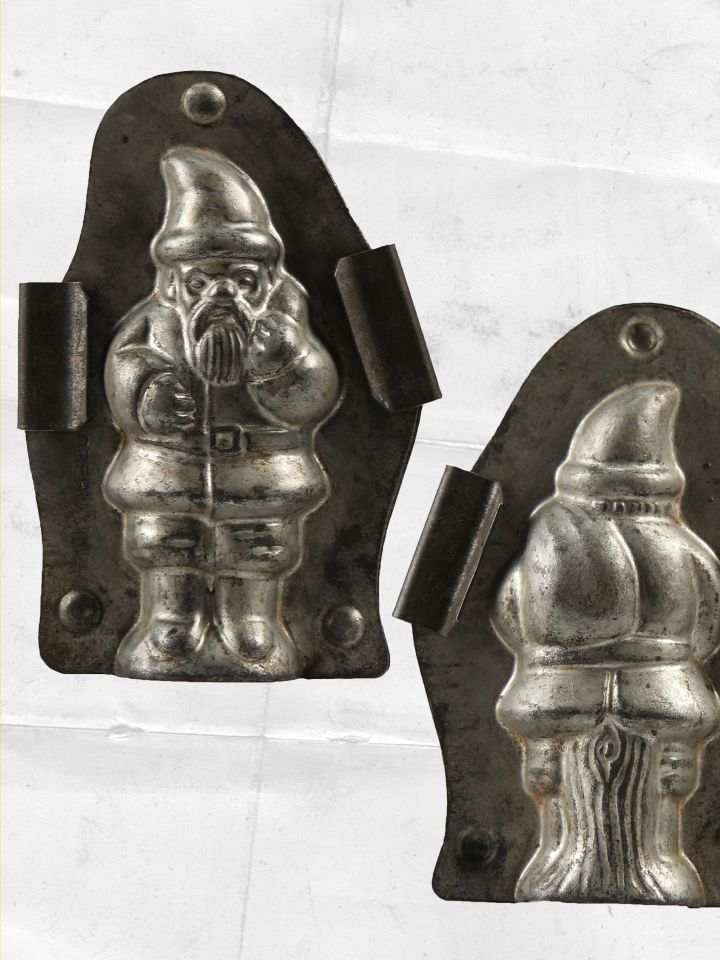 Két részből álló, „Obermann” márkajegyű, kis méretű Mikulás öntőforma. 9,5 cm magas, 6,5 cm széles. Az elölnézeti és hátulnézeti oldalt két fémkapoccsal fogták össze.