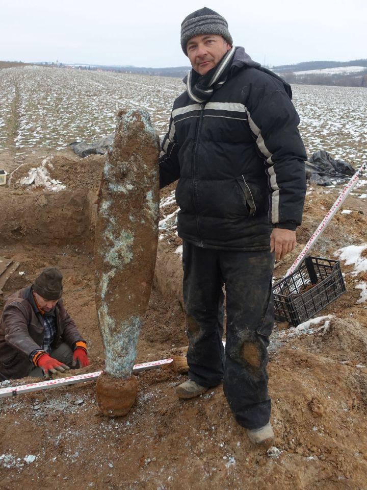 Pálffy Sándor az FW-190 csatarepülőgép egyik légcsavartollával 2022. december