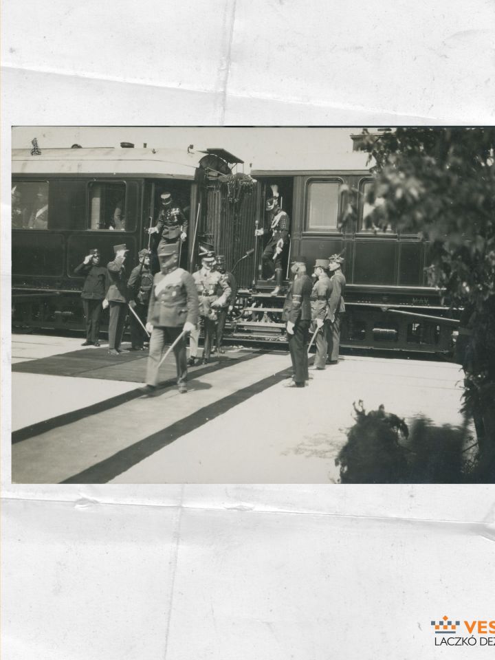 A kormányzó megérkezik a jutasi vasútállomásra (Laczkó Dezső Múzeum–Történeti Fényképgyűjtemény ltsz. 69.8419.)