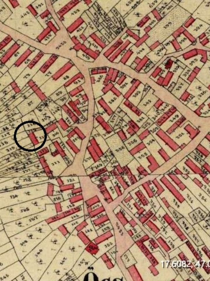 A falu belterülete tulajdonképpen ma is a százhatvan évvel ezelőtti képét, halmazos szerkezetét őrzi. Fekete körrel a Bakonyi Ház mintájául szolgáló, egykori épületet jelöltük.