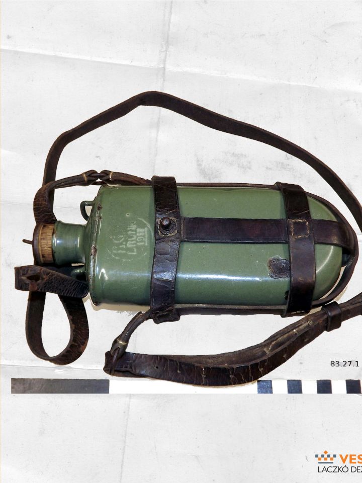 1888 M tábori kulacs zománcozott példánya lovassági hord készülékkel (Laczkó Dezső Múzeum – Történeti Gyűjtemény ltsz. 83.27.1)