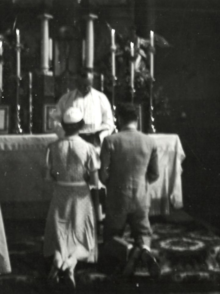 gr. Niczky László és gr. Pejacsevich-Mikó Mária az oltár előtt (LDM–TFGy ltsz. 69.2967.)