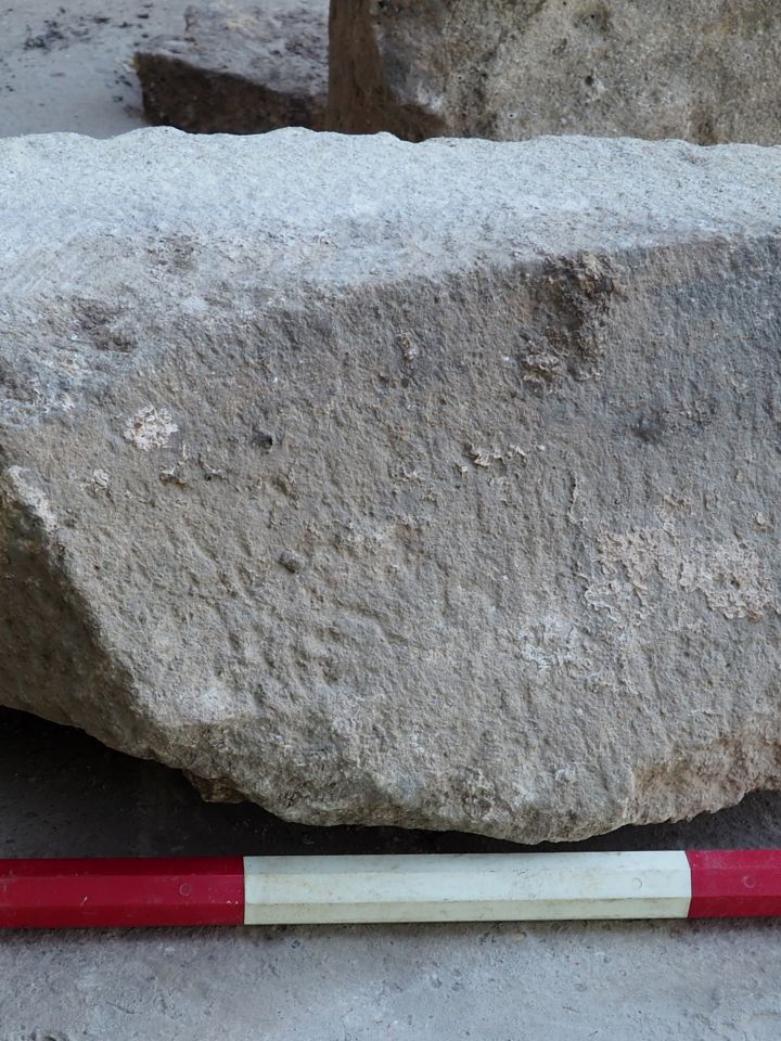 Középkori kőfaragványok a csatorna építményéből