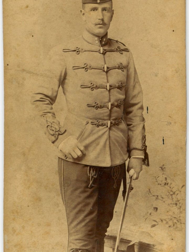 Iskolapadból a lövészárokba