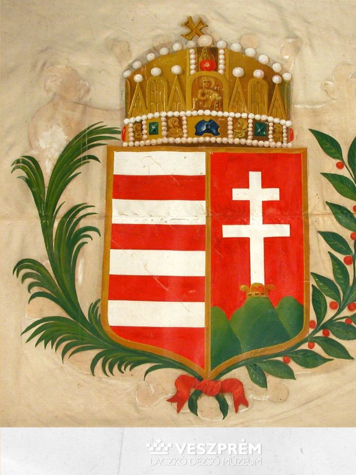 Magyarország címere a zászlón