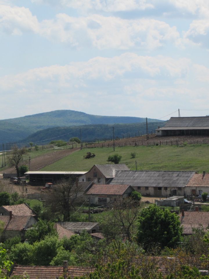  A falu déli részén található Birka-domb ma is az állattartás színtere. 