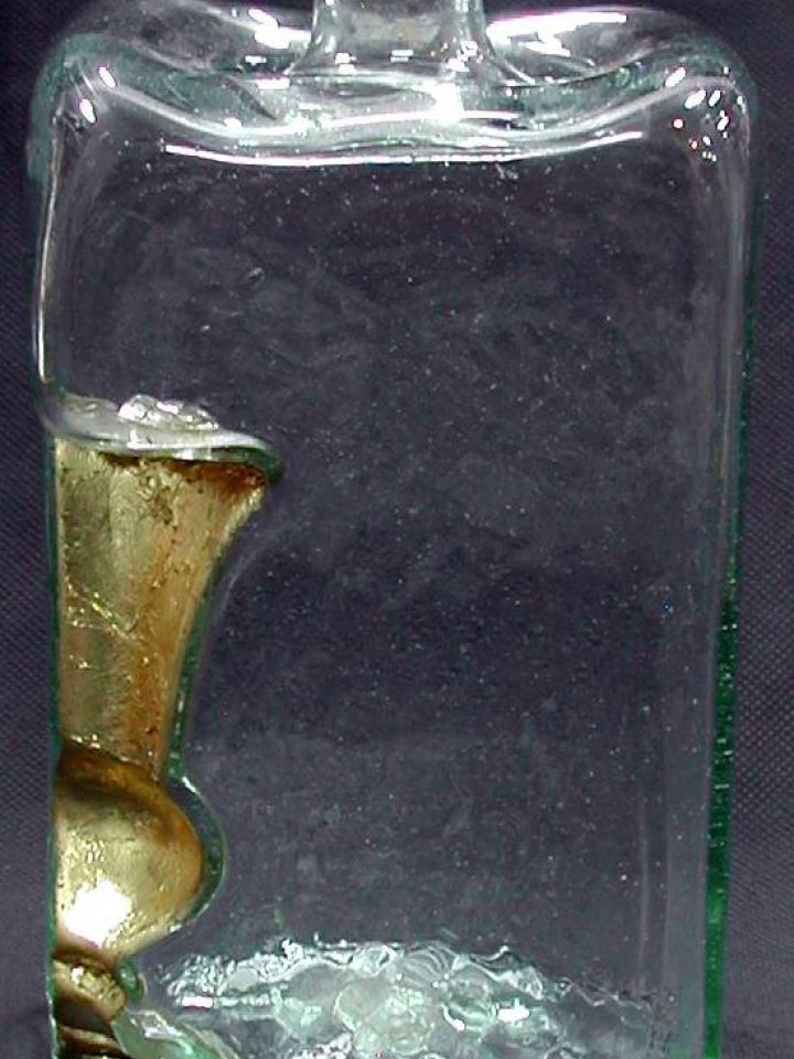 Ü.2008.2.4. Pincetok, 2008, formába fújt hutaüveg, M:24cm, SZ:9cm