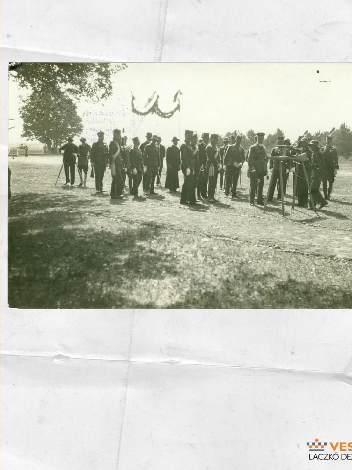 A kormányzó a jutasi altisztképző növendékeinek gyakorlatát szemléli (Laczkó Dezső Múzeum–Történeti Fényképgyűjtemény ltsz. 69.3400.)