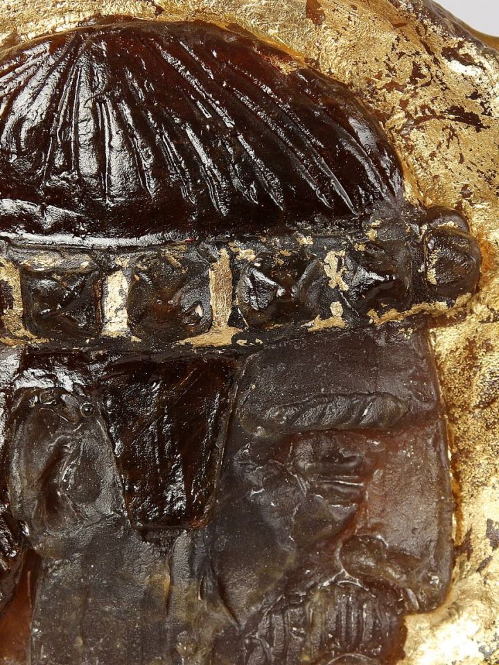 KGY.2011.2.1. Borbás Dorka: Háromkirályok látogatása, 2009. pâte de verre, M:43cm, SZ:20cm, H:55cm