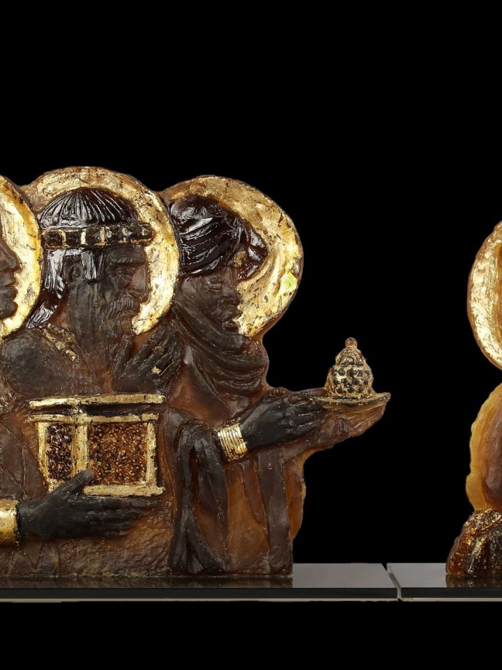 KGY.2011.2.1. Borbás Dorka: Háromkirályok látogatása, 2009. pâte de verre, M:43cm, SZ:20cm, H:55cm