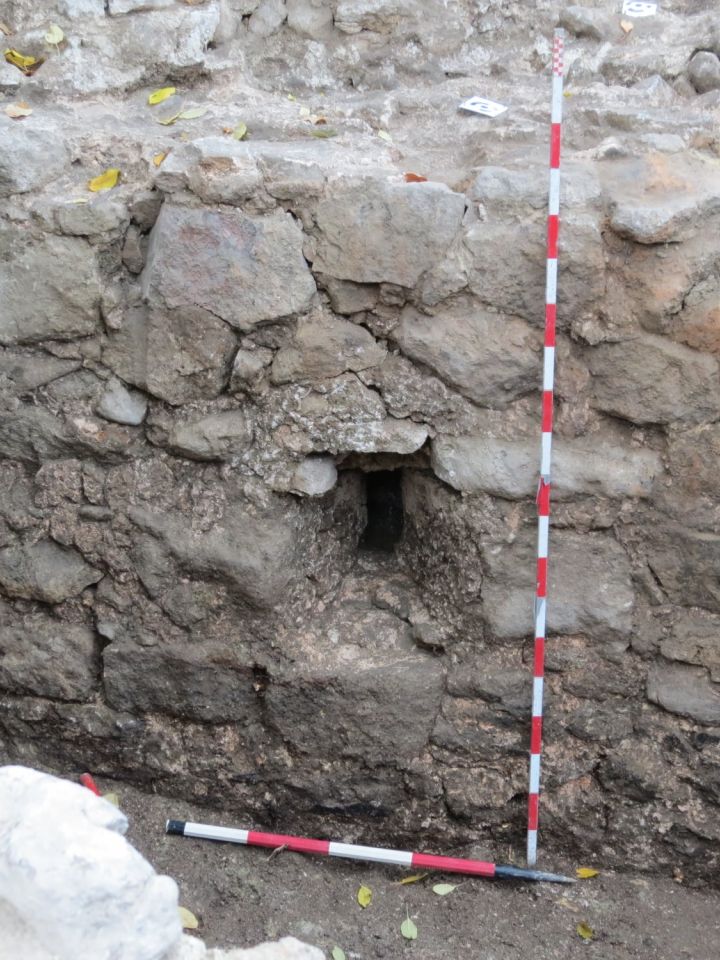 A torony északi lőrése belülről