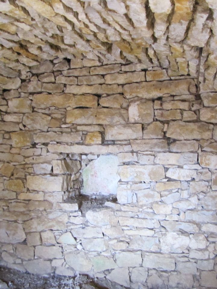 Remek falazás és „bolt” egy Tagyon-hegyi épületben, melynek présház része már teljesen elpusztult.