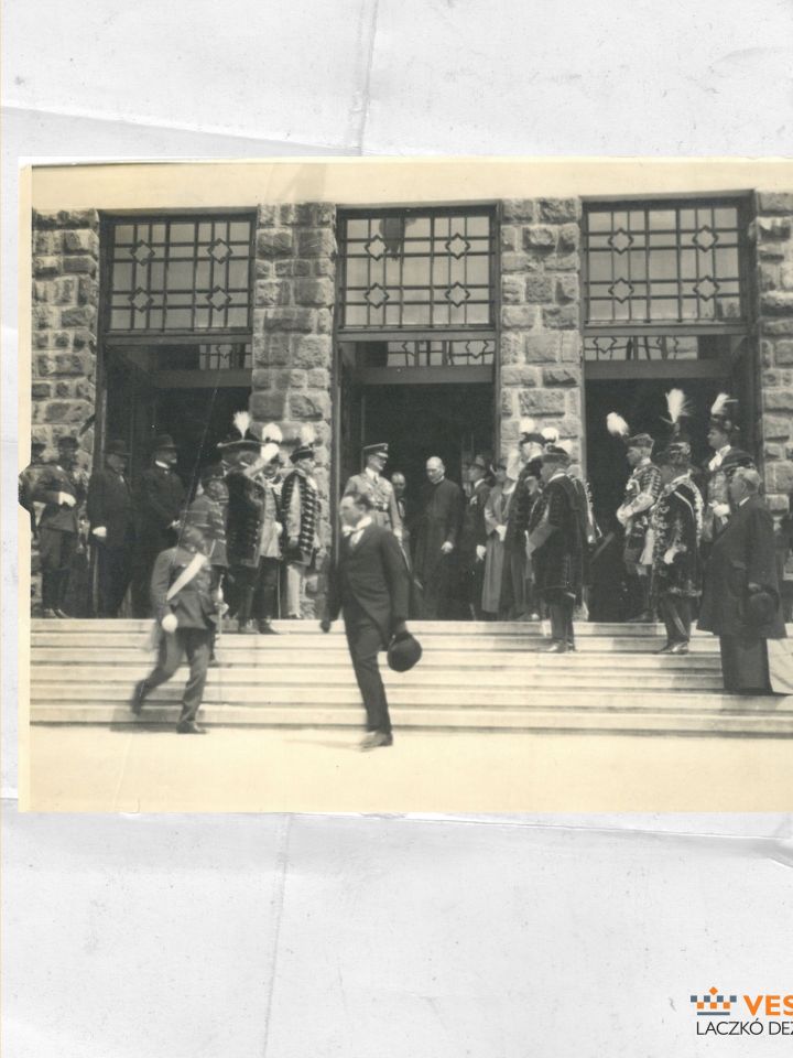 A távozó kormányzó és Laczkó Dezső múzeumigazgató a múzeum bejáratánál. Jobb szélen Komjáthy László polgármester (sötét ruhában, kezében kalappal) (Laczkó Dezső Múzeum–Történeti Fényképgyűjtemény ltsz. 69.3630.2.)