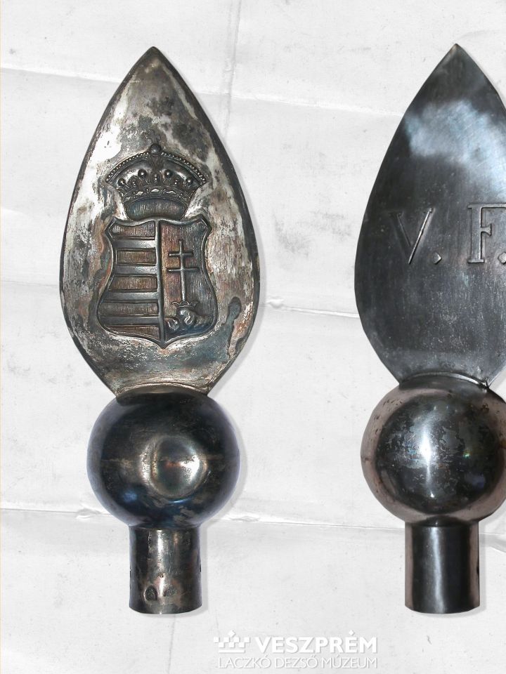 A zászlócsúcs Magyarország címerével illetve a királyi névbetűkkel díszített oldala