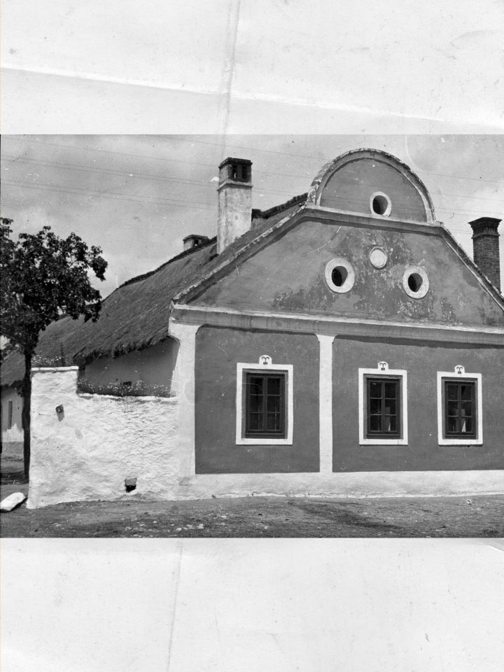 Boros Sándor csikvándi birtokos, nemzetőr kapitány, a halimbai szülőházába hozta és bújtatta Kossuth Lajos három gyermekét – a 8 éves Ferencet, a 6 éves Vilmát és az 5 éves Lajos Tivadart- miután a kormánynak menekülnie kellett a császári csapatok által k