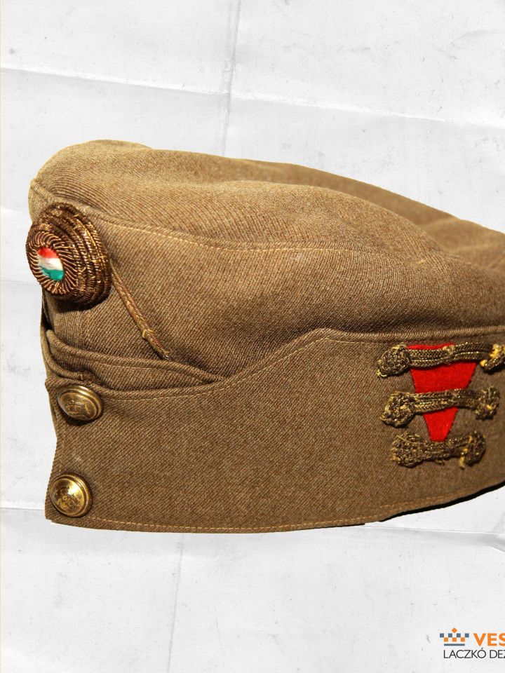 Böröndy Zsigmond Bocskai-sapkája a javított sapkarózsával (Laczkó Dezső Múzeum – Történeti Gyűjtemény ltsz. 87.6.3.)