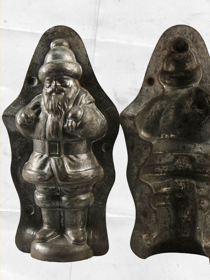A két részből álló, 20 cm magas, 11 cm széles öntőforma Anton Reiche drezdai gyárában készült, sorozatszáma alapján 1900–1920 között. A formát V. Fodor Zsuzsa vásárolta a múzeum történeti gyűjteménye számára.