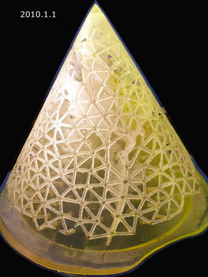 Ü.2010.1.1. Sárga kúp, 2007, kemencében olvasztott üveg csiszolva, savazva, M:34cm, SZ:34cm