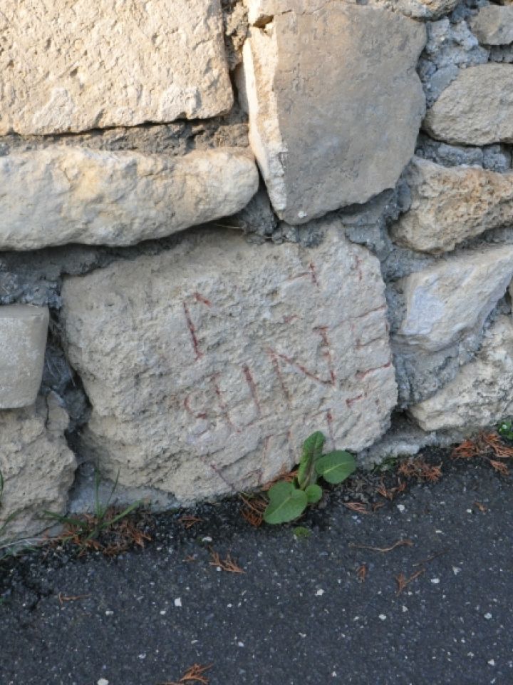 Apró üzenet a római korból! Faragott, vésett, festett római sírkő-részlet (?) az akali Kossuth utca egyik kerítésébe építve.