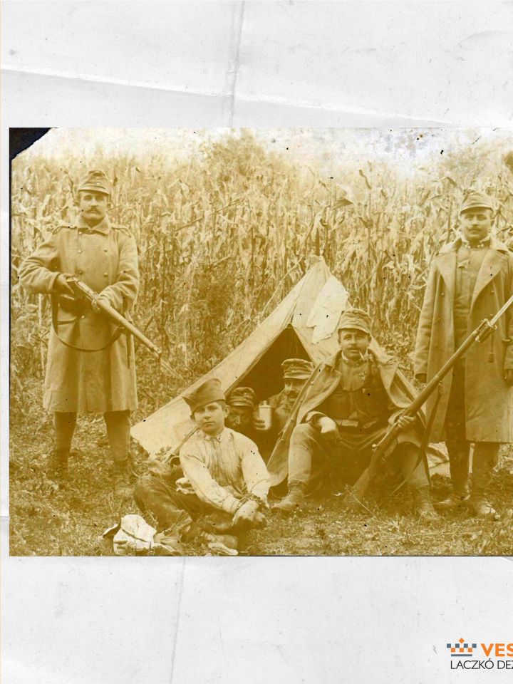 Osztrák– magyar gyalogosok szerb fogollyal, 1914. A sátorban ülő baka kezében zománcozott 1888 M kulacs (Laczkó Dezső Múzeum – Történeti Fénykép-gyűjtemény ltsz. 69.254.)