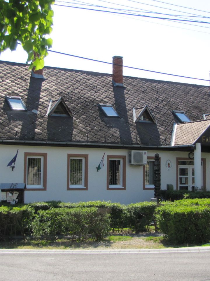 A település szíve a faluház. Itt dolgozik a falu vezetése, kultúrotthonként is funkcionál, valamint a könyvtár is ebben az épületben kapott helyet. 