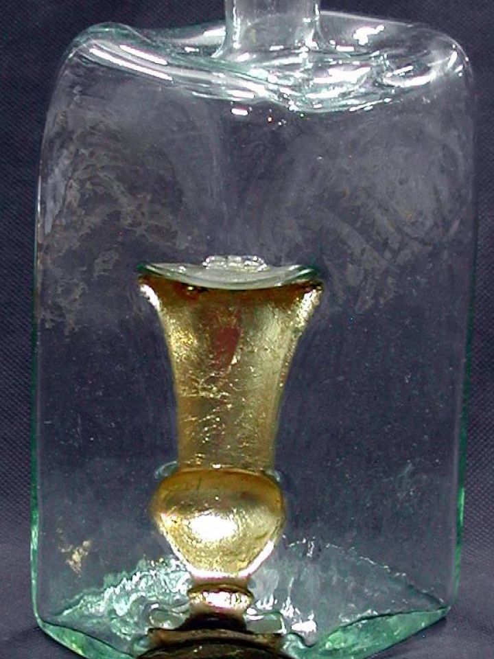 Ü.2008.2.4. Pincetok, 2008, formába fújt hutaüveg, M:24cm, SZ:9cm