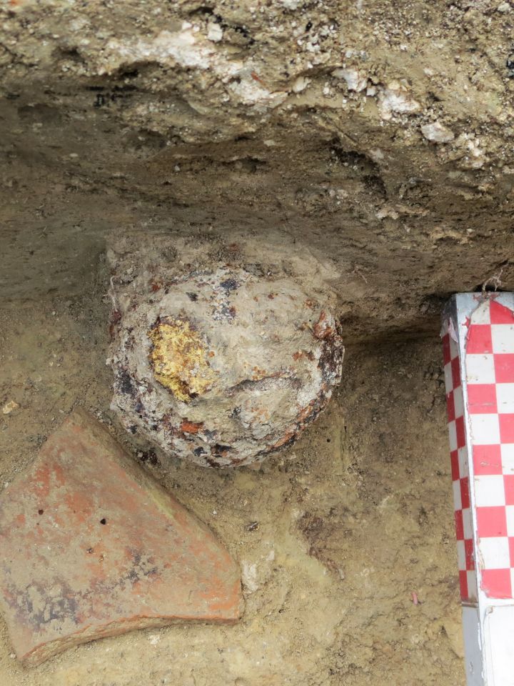 Ép ágyúgolyó, edény- és kályhaszem-töredékek az agyagos omladékrétegben